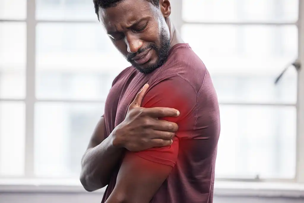 main experiencing shoulder pain